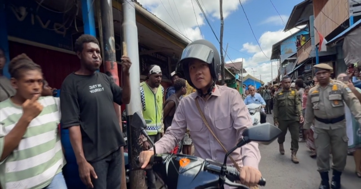 Wapres Gibran mengendarai motor listrik saat kunjungan ke Distrik Agats, Kabupaten Asmat, Papua Selatan