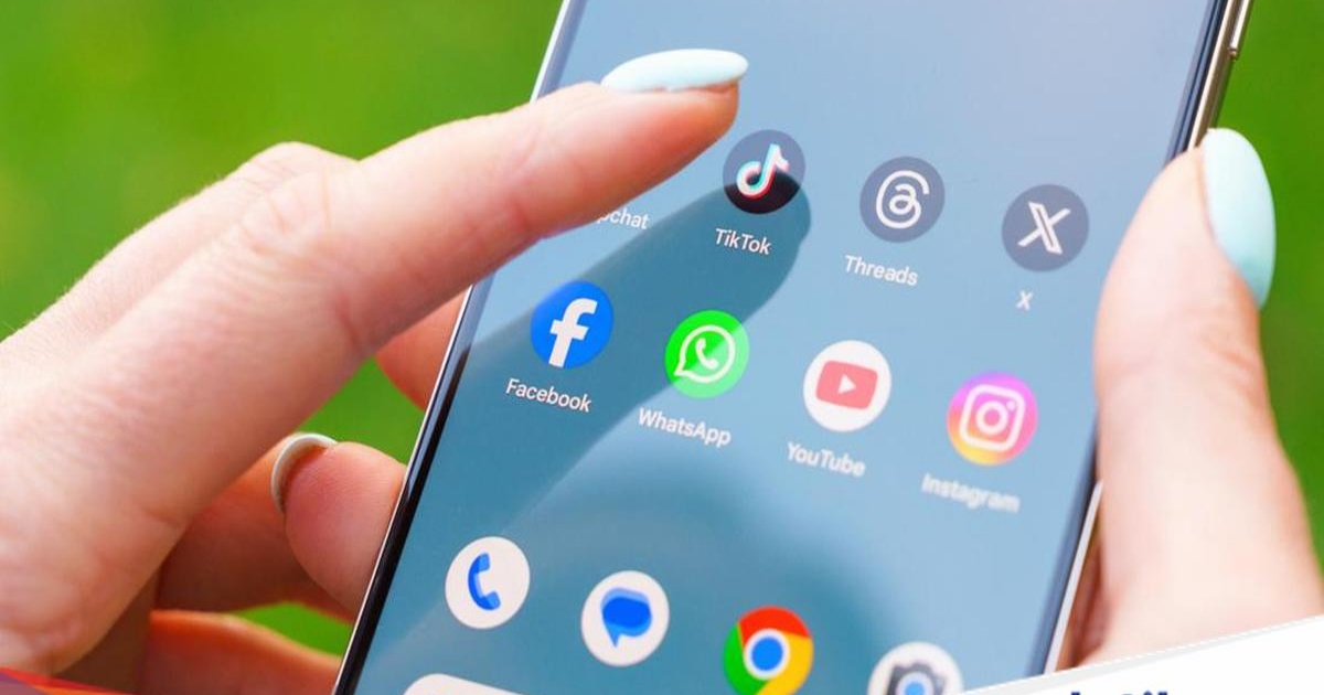 Ilustrasi TikTok dengan latar warna-warni menampilkan logo aplikasi