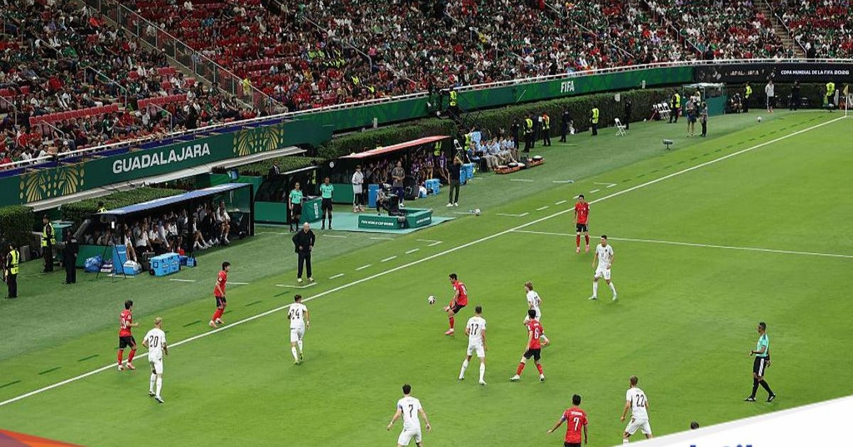 Stadion Piala Dunia 2026 di Guadalajara, Meksiko dengan pemandangan lapangan hijau dan penonton di tribun