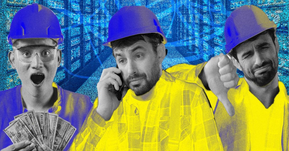 Tukang listrik sedang bekerja di dalam data center dengan deretan server dan kabel