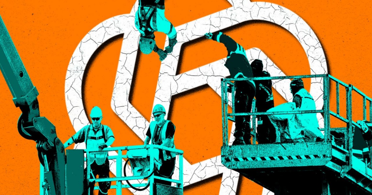 Ilustrasi logo OpenAI dengan latar belakang kode pemrograman dan simbol keamanan siber