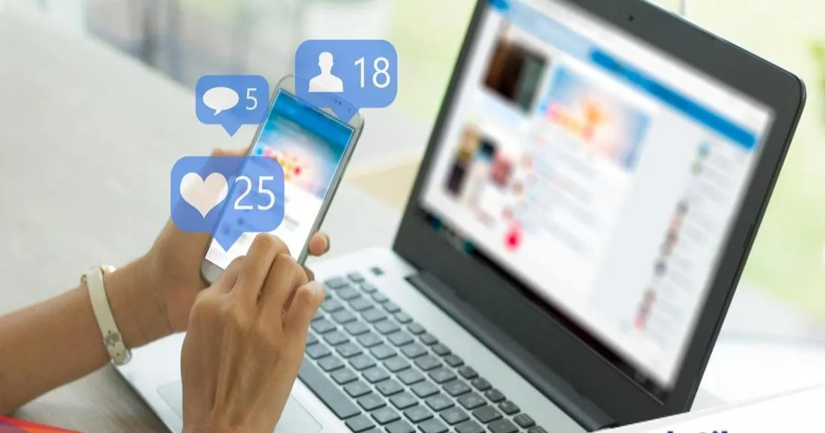 Ilustrasi penggunaan media sosial oleh wanita muda melalui smartphone