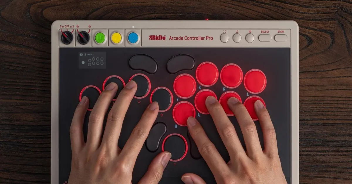 8BitDo Arcade Controller Pro dengan layar monokrom dan tombol hot-swappable