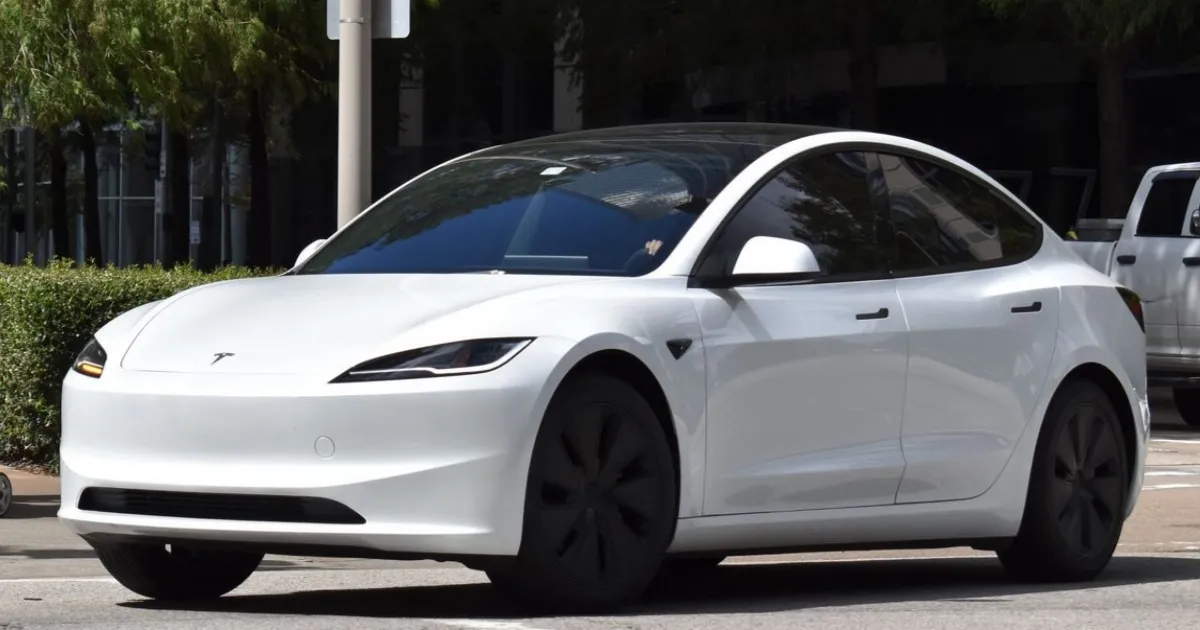 Ilustrasi Tesla Model Y menabrak rumah di Texas dengan latar polisi dan petugas penyelamat