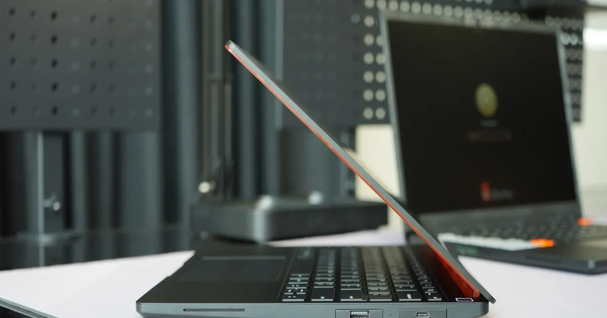 Framework Laptop 13 Pro dengan desain modular dan logo Framework di tutup laptop