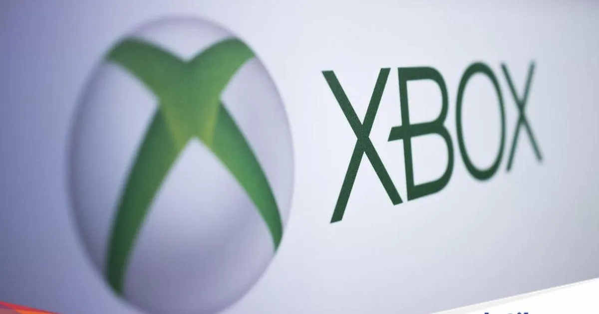 Konsol Xbox Series X dan S dengan latar belakang gelap dan logo Microsoft