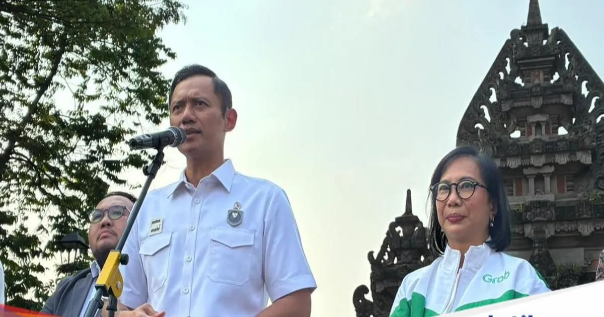 Menteri Koordinator AHY bersama CEO Grab Indonesia Neneng Goenadi dalam konferensi pers peluncuran Gerakan Langkah Hijau Grab.