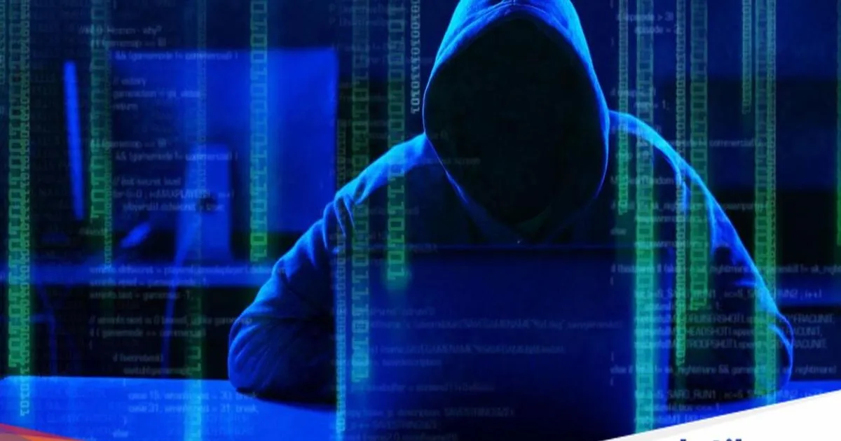 Ilustrasi hacker dengan latar belakang gelap dan kode pemrograman