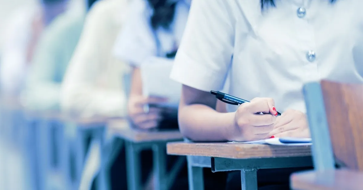 Mahasiswa mengikuti ujian di ruang kelas dengan pengawasan ketat