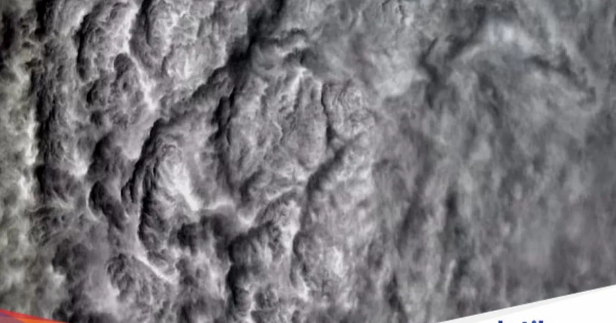 Foto awan badai dari ISS yang memperlihatkan gumpalan awan raksasa dengan tekstur mencolok di atas Pasifik Barat Laut