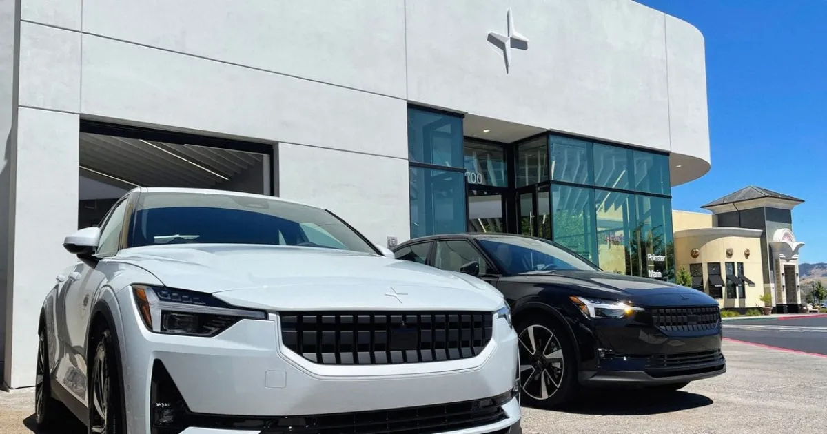 Mobil listrik Polestar 3 dipajang di showroom diler dengan latar bendera Amerika Serikat