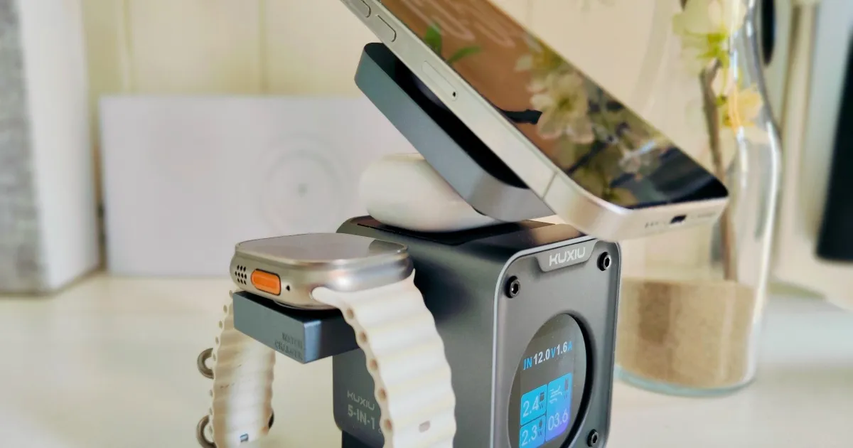 Kuxiu D5 Qi2.2 charging dock dengan sistem pendingin aktif dan tiga perangkat terisi daya