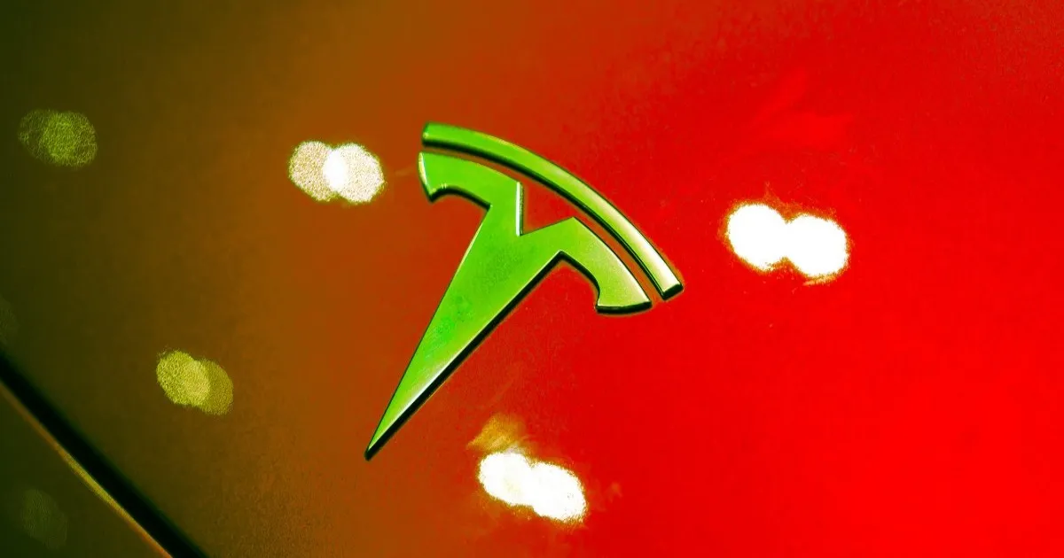 Ornamen kap mesin Tesla dengan efek warna dramatis menggambarkan insiden kecelakaan