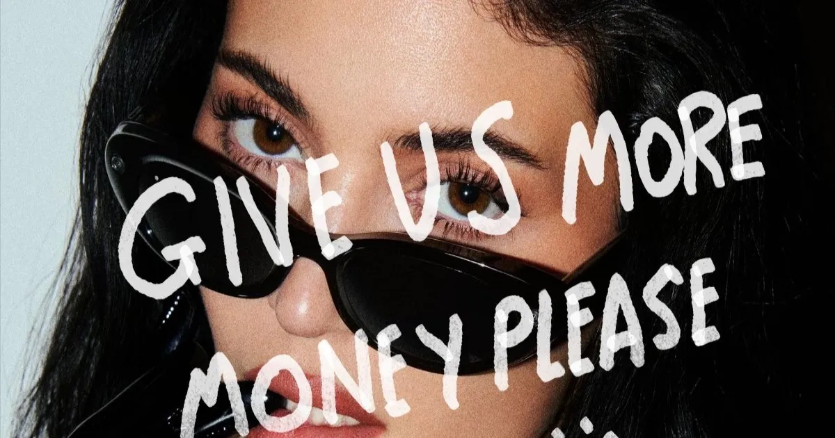 Kacamata pintar Meta dengan tulisan Give Us More Money Please di atas iklan Kylie Jenner