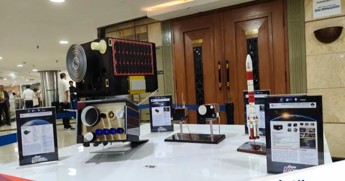 Pameran 50 Tahun Satelit Indonesia menampilkan model satelit NEO-1 buatan BRIN