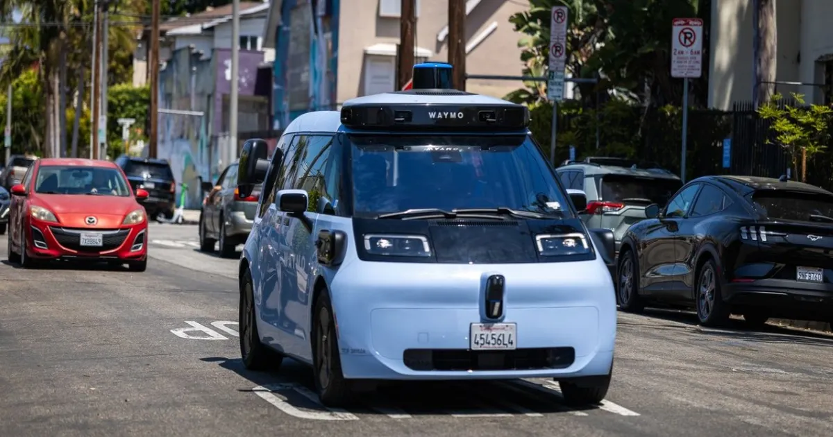 Robotaxi Waymo Ojai berwarna biru muda di jalan California