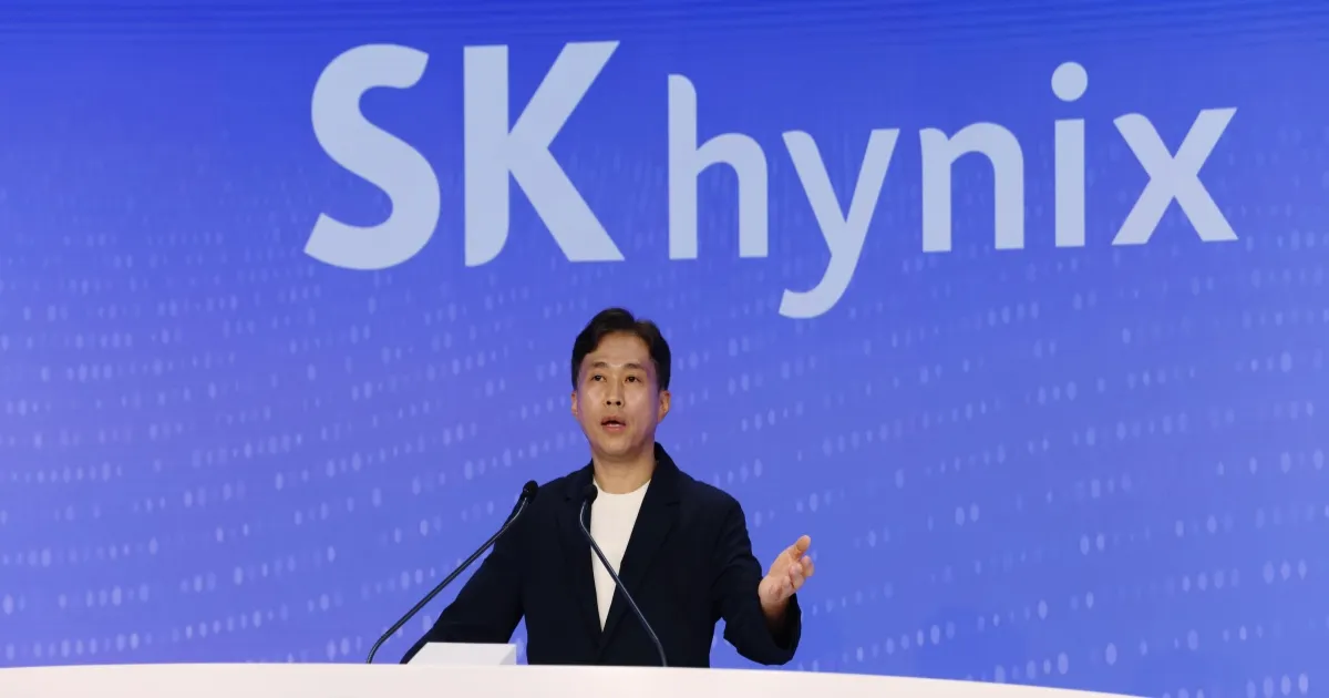 Ilustrasi logo SK Hynix di latar belakang grafik pasar saham Wall Street