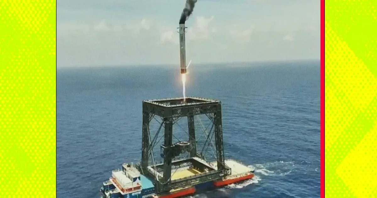 Sebuah tangkapan layar roket Long March 10B China berhasil mendarat di platform pemulihan lepas pantai