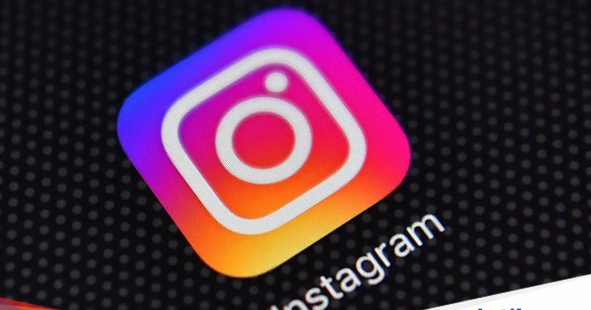 Ilustrasi logo Instagram di layar ponsel dengan latar belakang abstrak biru dan ungu