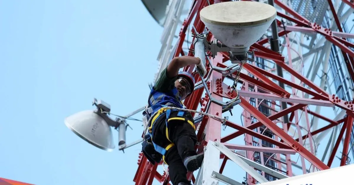 Teknisi XL Axiata memeriksa perangkat BTS 4G di atas tower di Luwuk, Banggai, Sulawesi Tengah