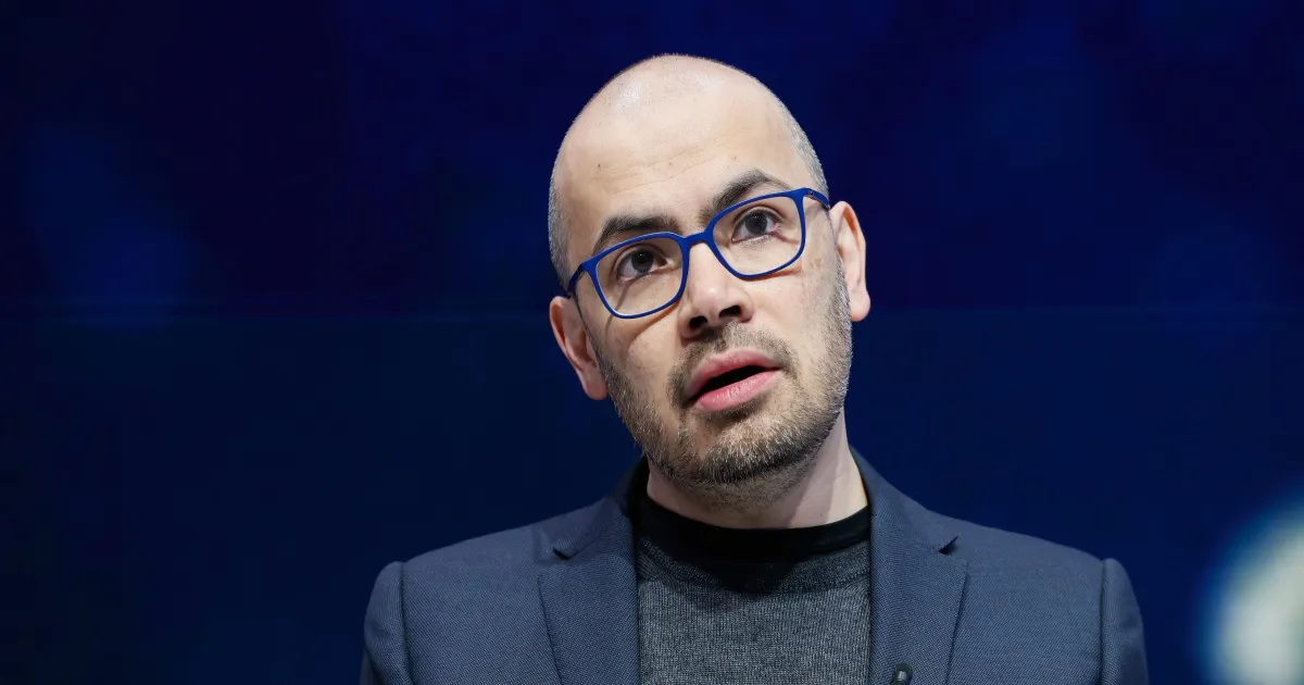 Ilustrasi Demis Hassabis CEO Google DeepMind dengan latar visual kecerdasan buatan dan jaringan global.