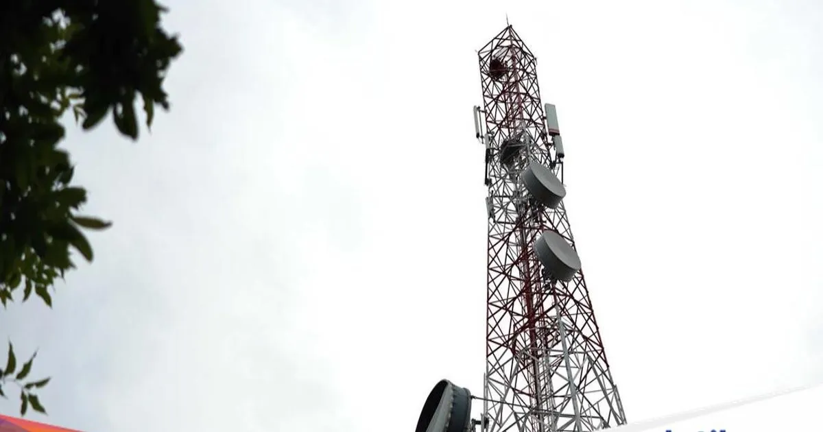 BTS Telkomsel dengan latar langit biru