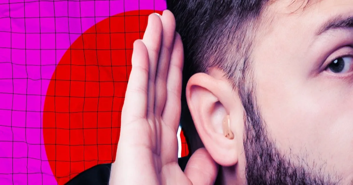 Ilustrasi pria dengan tangan di telinga mendengarkan, melambangkan pengawasan audio Flock