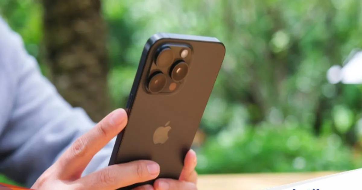 Ilustrasi smartphone dengan latar belakang kalender dan angka tahun menunjukkan usia perangkat