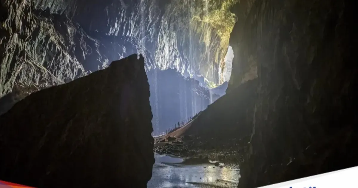 Gua Rusa di Taman Nasional Gunung Mulu, Borneo, merupakan lorong gua terbesar kedua di dunia dengan kawanan rusa yang menjilati garam mineral.