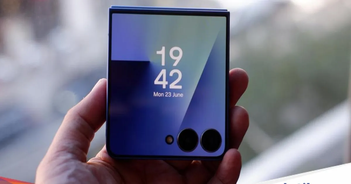 Samsung Galaxy Z Flip7 dalam posisi terbuka dengan layar utama dan cover screen terlihat jelas