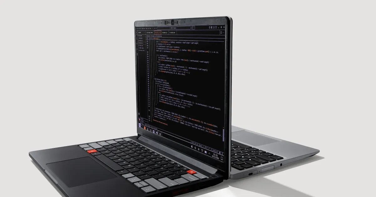 Framework Laptop 13 Pro dengan layar terbuka menunjukkan desain modular dan keyboard