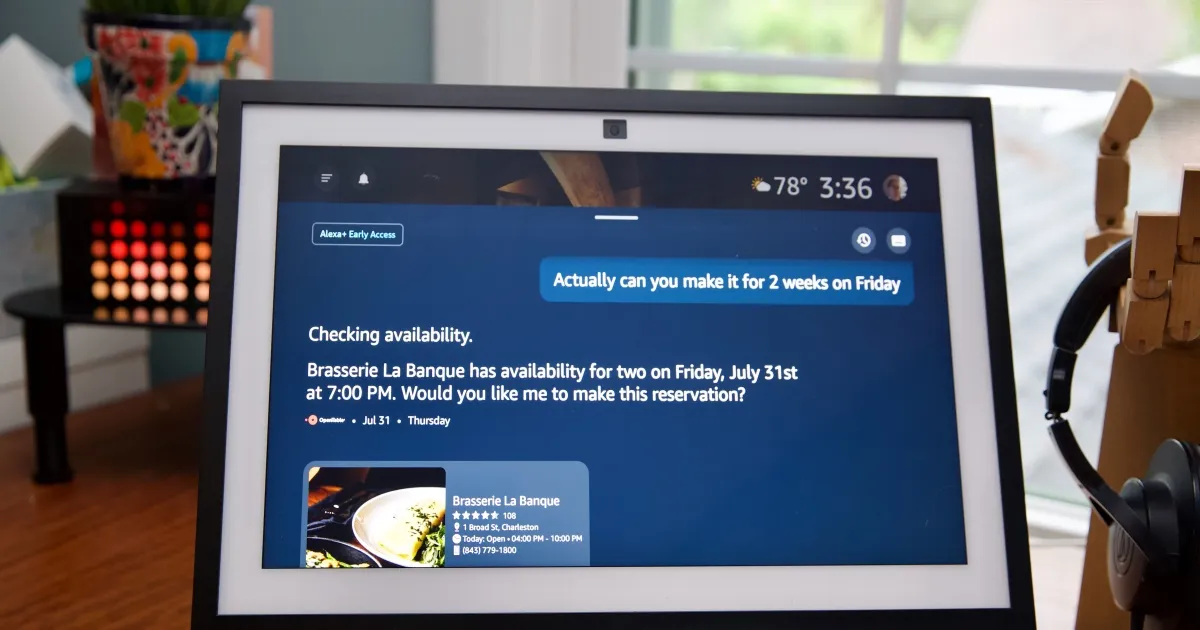 Amazon Alexa Plus dengan ikon smart home dan perangkat terhubung di latar belakang