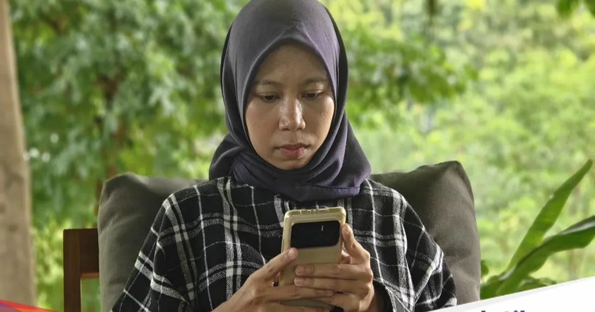 Ilustrasi penggunaan smartphone dengan tampilan layar aplikasi