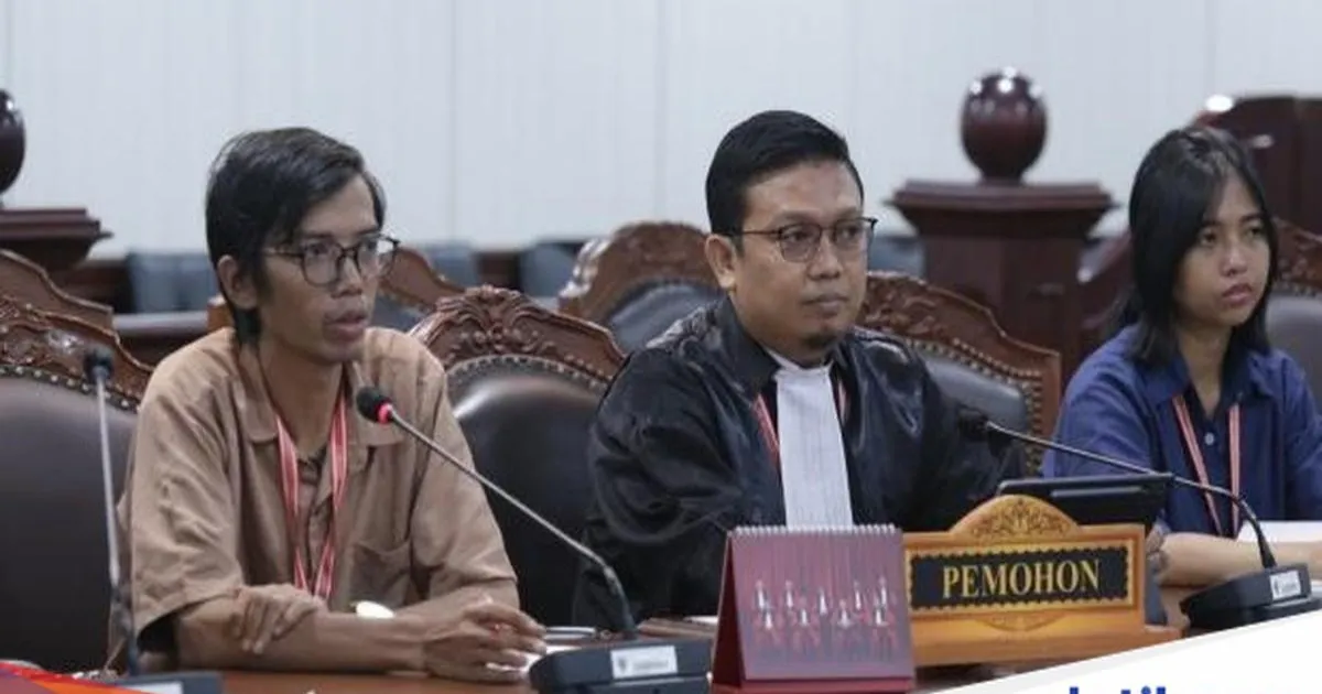 Dua pemohon gugatan kuota internet hangus, Didi Supandi dan Wahyu Triana Sari, di Mahkamah Konstitusi