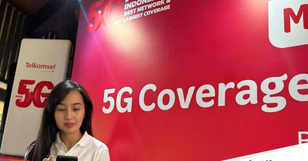 Ilustrasi jaringan 5G Telkomsel dengan ponsel pintar di tangan pengguna