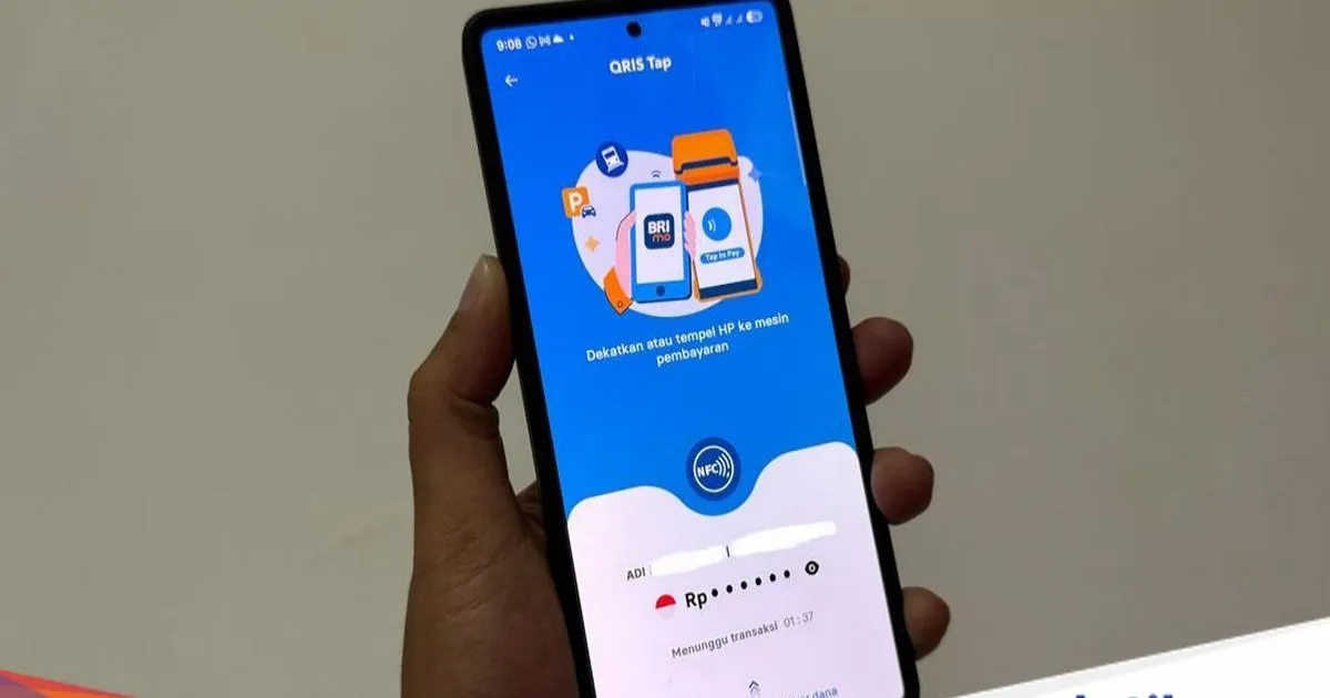 Ilustrasi penggunaan QRIS Tap pada smartphone Android dengan fitur NFC di merchant