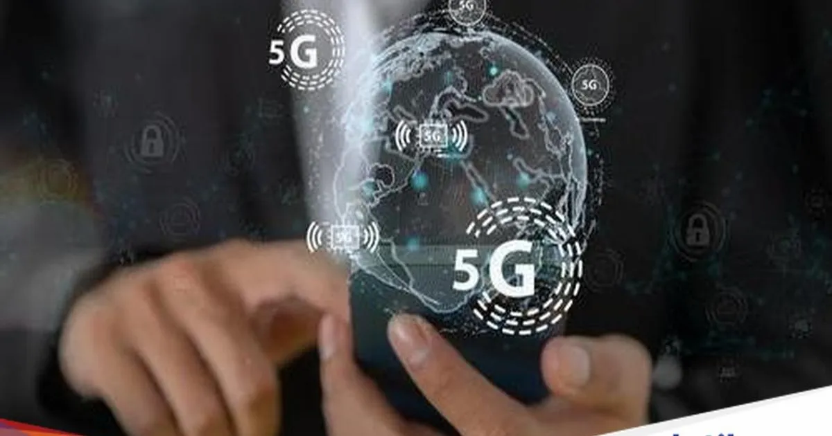 Ilustrasi jaringan 5G dengan sinyal dan perangkat smartphone modern