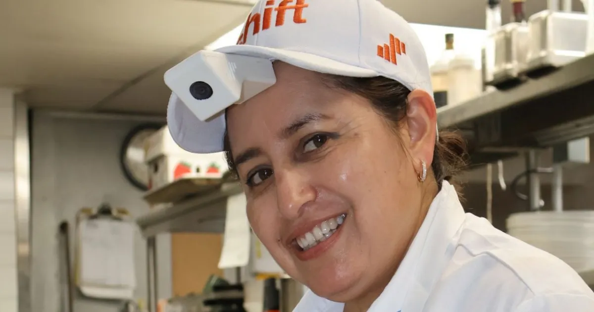 Koki Ollie memasak dengan kamera di topi untuk latih robot chef AI