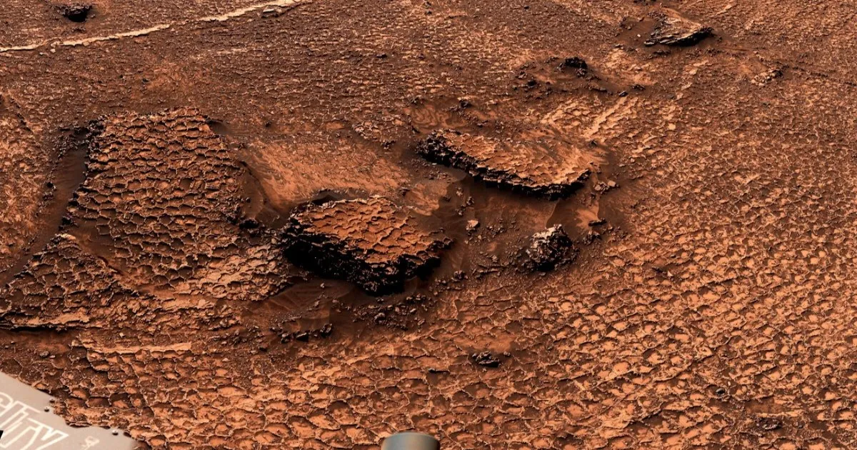 Pemandangan 360 derajat hamparan permukaan Mars yang ditutupi fitur permukaan bernama poligon, diambil oleh rover Curiosity milik NASA