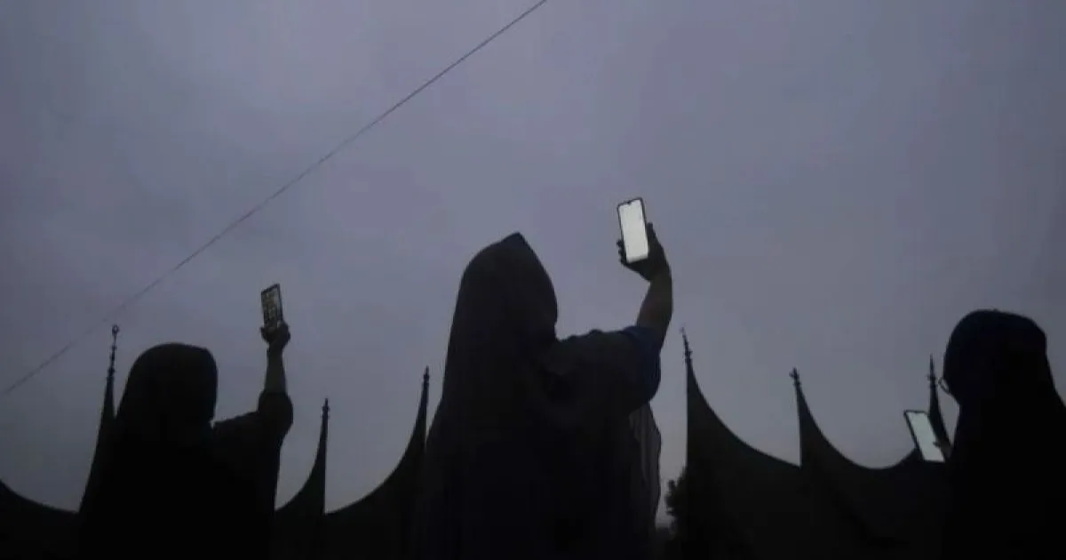 Ilustrasi seseorang memblokir nomor HP yang hilang melalui aplikasi ponsel