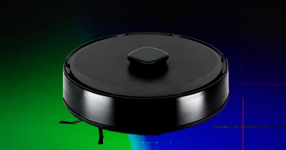 Robot vacuum modern dengan sensor dan kamera di dalam ruangan rumah