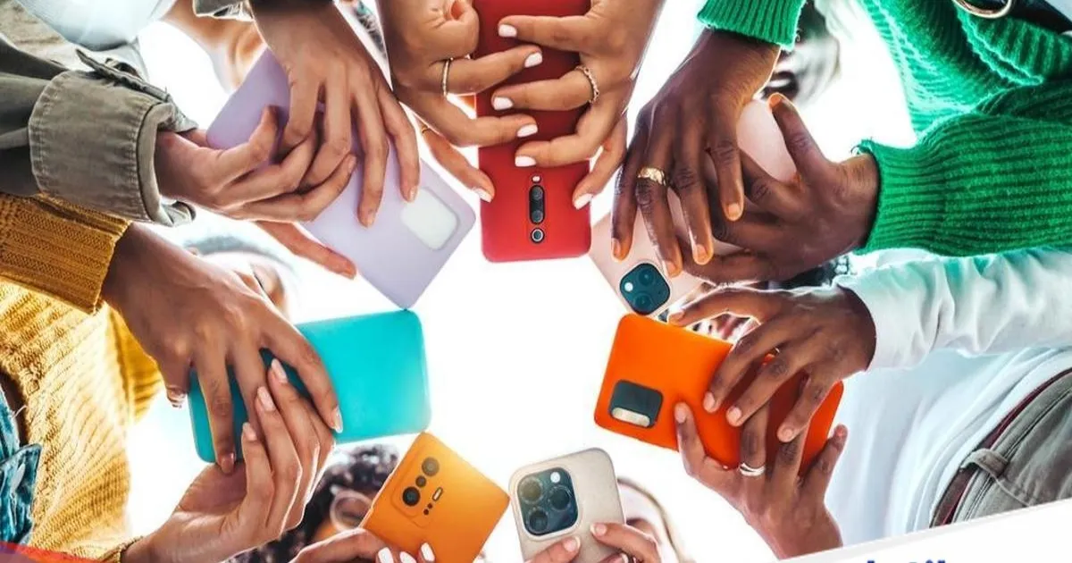 Ilustrasi pengguna smartphone di tengah penurunan pasar HP global kuartal II 2026