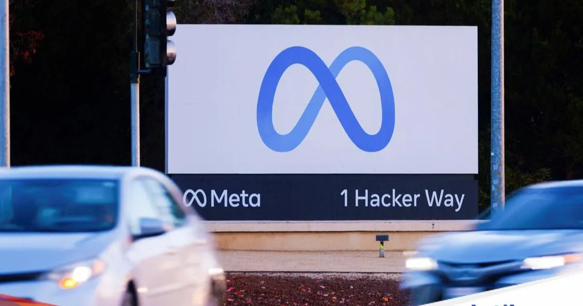 Kantor Meta Platforms di Mountain View, California dengan papan nama perusahaan terlihat dari kejauhan