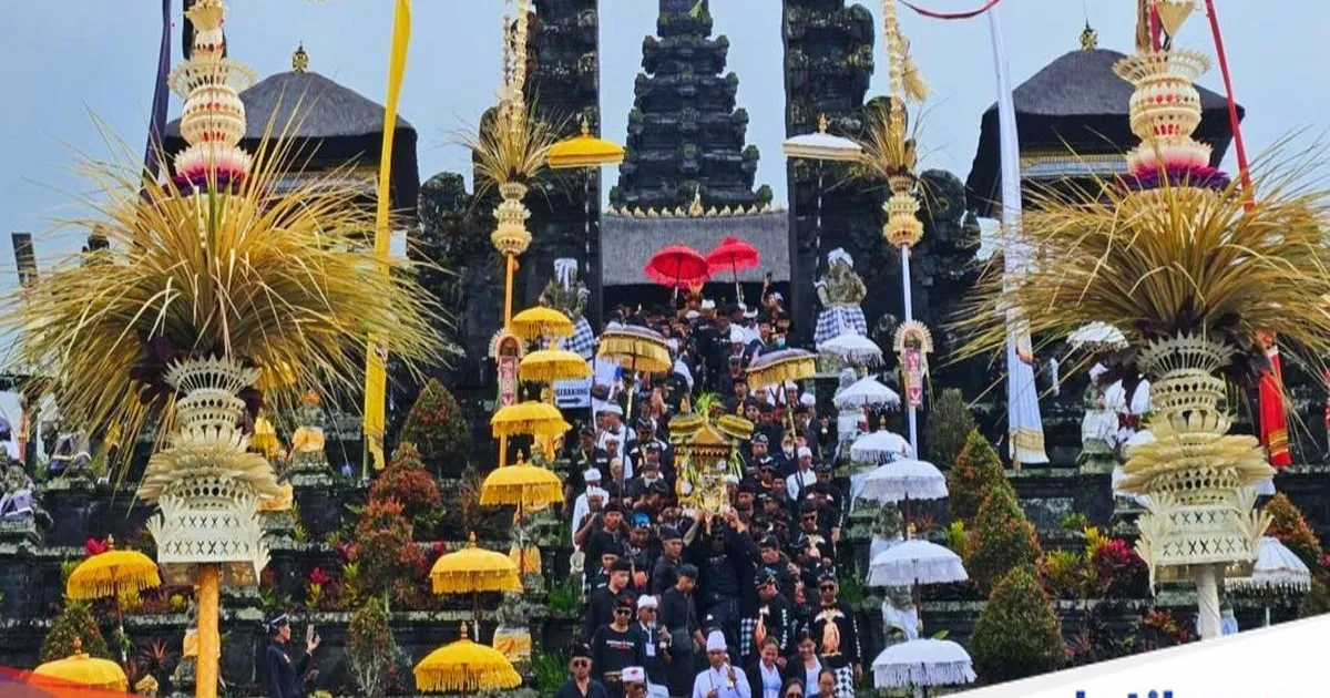 Iring-iringan Ida Bhatara saat prosesi melasti di Pura Besakih, Bali