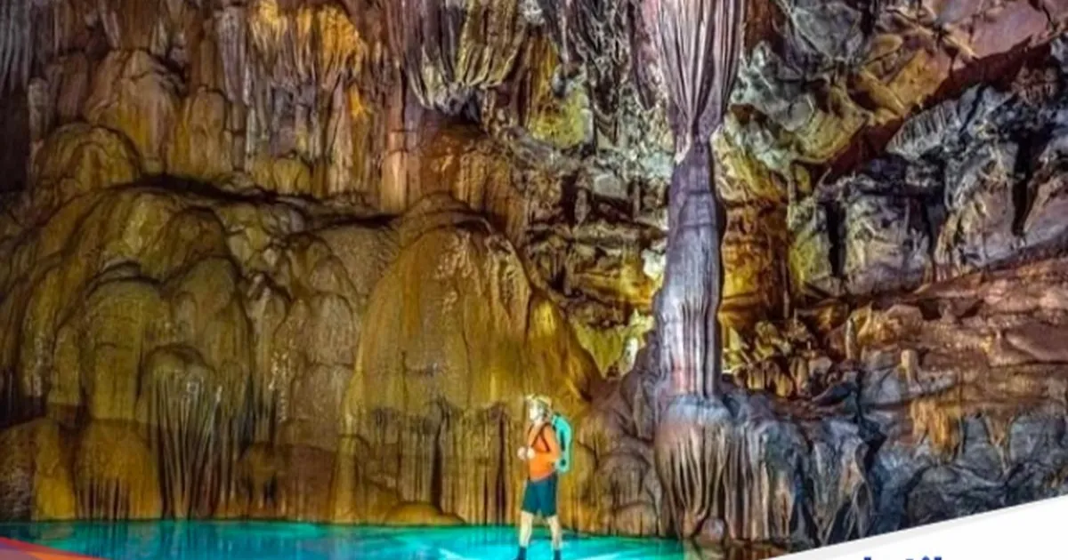 Kawasan karst Phong Nha-Ke Bang di Vietnam yang dijuluki Kerajaan Gua dengan sistem gua bawah tanah yang luas