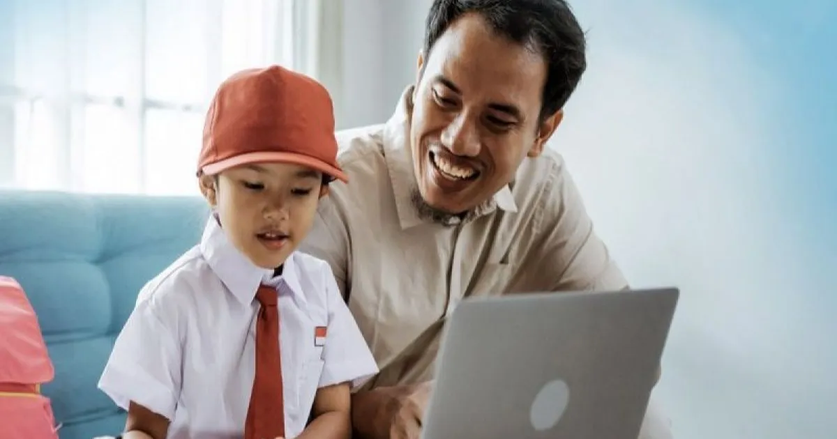 Ilustrasi seseorang mengurangi screen time dengan membaca buku di sofa