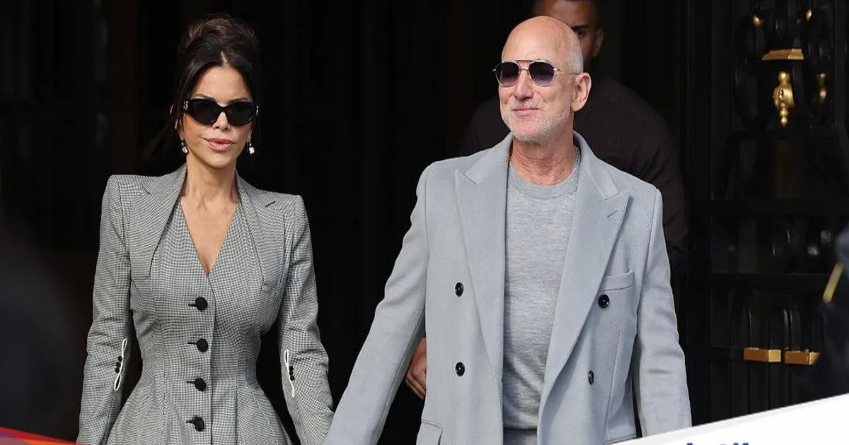 Jeff Bezos dan Lauren Sanchez menghadiri Paris Fashion Week 2025, foto Getty Images oleh Neil Mockford