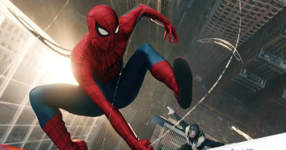 Poster film Spider-Man: Brand New Day dengan karakter utama Peter Parker berdiri tegap di tengah kota New York