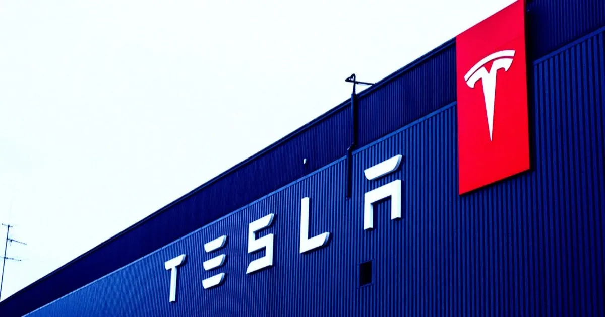 Foto pabrik Tesla di Stockholm dengan pengolahan warna