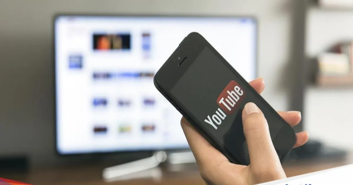 Ilustrasi logo YouTube dengan latar merah yang menjadi simbol kebijakan pemblokiran kreator